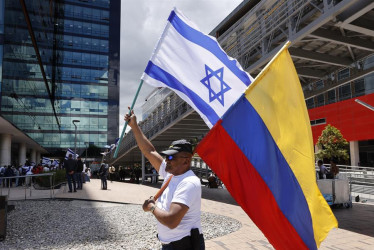  Personas se manifestaron ayer en apoyo a Israel, frente a la Embajada de dicho país en Bogotá (Colombia). 