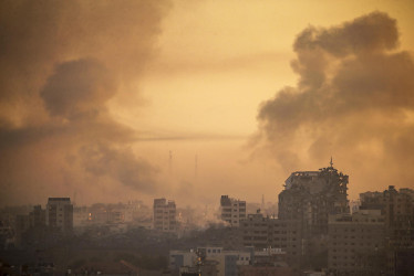 El humo se eleva tras los ataques aéreos israelíes en el norte de la Franja de Gaza, este martes. Israel ha advertido a los ciudadanos de la Franja de Gaza que se desplacen hacia el sur antes de una esperada invasión.
