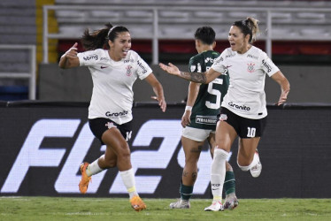 Millene (i) de Corinthians celebra su gol hoy, en la final de la Copa Libertadores femenina ante el Palmeiras en el estadio Pascual Guerrero en Cali (Colombia). 