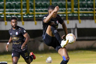Alejandro García (con el balón), se unirá a la Selección Colombia Sub-23 para los Juegos Panamericanos.