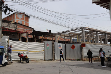 Según la denuncia, solamente dos personas permanecen en la edificación, quienes se encargan de prestar vigilancia.