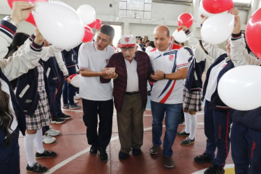El padre Diego Rivera Álvarez (centro) recibió en el 2022 un homenaje del colegio que fundó en 1985.