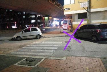 La buseta descendió por la avenida Gilberto Alzate Avendaño, en el Centro de Manizales, hasta detenerse bajo el puente de la carrera 20.