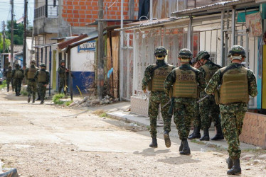 Soldados del Ejercito Nacional hacen presencia en la previa de una jornada de diálogos de paz entre el Gobierno y el Estado Mayor Central (EMC), principal disidencia de las FARC, en Tibú.