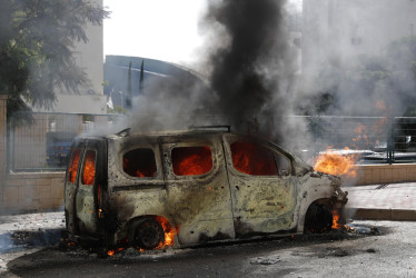 Un vehículo en llamas en la ciudad israelí de Ashkelon tras el lanzamiento de cohetes desde Gaza