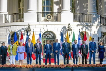 Foto | EFE | LA PATRIA  La primera cumbre de la Alianza para la Prosperidad Económica en las Américas arrancó con una fotografía oficial de los líderes frente al pórtico sur de la Casa Blanca.