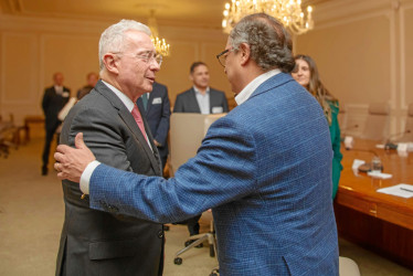 Foto | EFE | LA PATRIA  Álvaro Uribe saluda a Gustavo Petro. Ambos sentaron sus posiciones sobre la reforma a la salud.