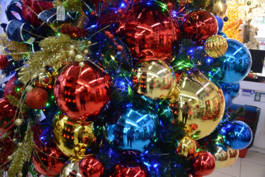 Los árboles son piezas fundamentales para copar los hogares manizaleños con decoración navideña.