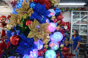 La Navidad ya está a flor de piel. Con la llegada de noviembre, los comerciantes aseguran que empiezan a despegar las ventas de las bodegas navideñas en Manizales. Los vendedores ponen sus esperanzas en que esta temporada sea su salvavidas económico del año.