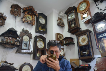 José Ramón Ruiz Marín lleva 40 años como relojero en Manizales. Su relojería Jawaco funciona en la calle 16 número 21-15. Su especialidad son los de péndulo. Sus colegas añoran los tiempos en que este oficio era más popular.