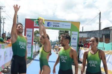 La fiesta de Carlos Quinchará, María Carolina Velásquez, Juan José Giraldo y Maira Vargas, quienes celebran el oro en relevos.