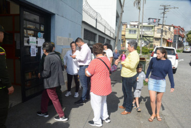 El puesto de votación de la Institución Educativa San Jorge, de Manizales, fue frecuentado en la mañana del domingo para votar por la consulta.