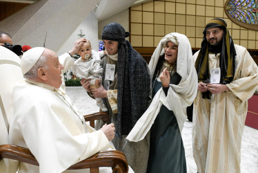 Fotografía proporcionada por Vatican Media que muestra al Papa Francisco (izq.) reuniéndose con los artistas del Belén viviente de la Basílica de Santa María La Mayor en el Vaticano, este sábado.
