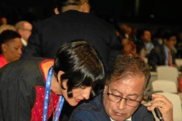 Foto / @susanamuhamad / LA PATRIA  La ministra de Ambiente, Susana Muhamad, acompaña al presidente, Gustavo Petro, en Dubái.