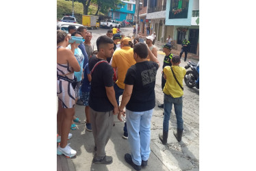 Momento en que algunos habitantes del corregimiento de Arauca se opusieron a la ejecución de trabajos en la calle 8.