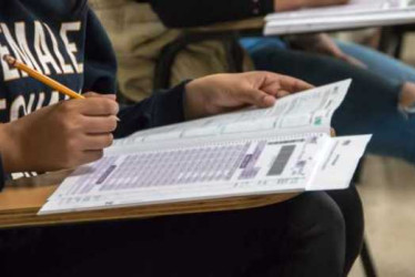 Estudiante presentando el examen del Icfes