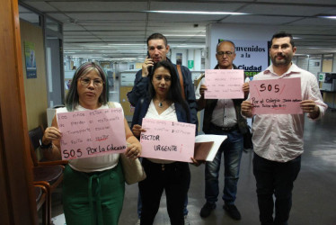 Padres de familia de Alto Bonito se desplazaron hasta las instalaciones de la Secretaría. 