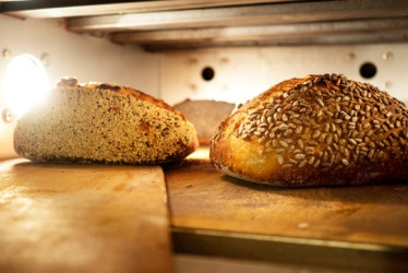 Interior de un horno de panadería con dos panes adentro