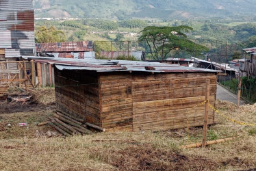 Los damnificados en un incendio el 16 julio del 2020, en el barrio Nuevo Horizonte, de Chinchiná, vuelven a construir sus viviendas en esterilla.