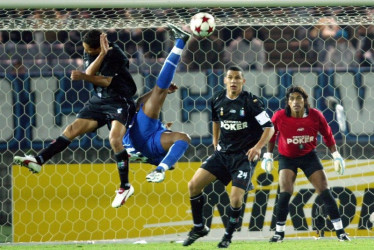 El Once Caldas, entonces campeón vigente de la Copa Libertadores de América, plantó la cara al ganador de la UEFA Champions League en la temporada 2003-2004, el FC Porto. El Blanco estuvo a un cobro de coronarse campeón mundial de clubes, pero finalmente cayó derrotado ante el 'dragón' portugués.