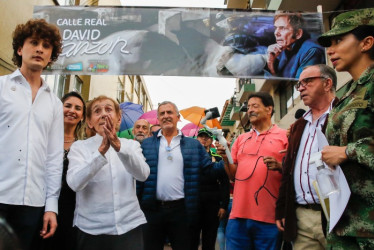 David Manzur en la salida de la Calle Real que llevará su nombre a partir de ahora.