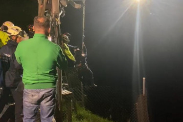 Dos mujeres pisan tierra tras 13 horas suspendidas a 250 metros de altura