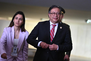 Fotografía de archivo fechada el 30 de mayo de 2023 que muestra al presidente de Colombia, Gustavo Petro, junto a la que era su jefa de Gabinete, Laura Sarabia, durante la Cumbre Suramericana celebrada en Brasilia (Brasil).
