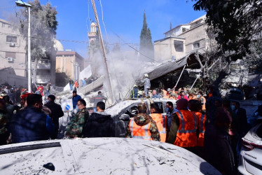 Rescatistas y soldados, junto al edificio residencial afectado tras un presunto ataque israelí en el barrio de Mezzah, en Damasco, Siria, el pasado sábado.