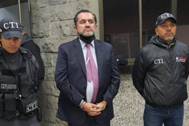 El exsenador Mario Castaño Pérez fue capturado por el CTI el 7 de junio de 2022, cuando salía del Congreso. Le impusieron medida de aseguramiento con detención preventiva de la libertad en la cárcel La Picota, de Bogotá, donde murió el 18 de noviembre de 2023.