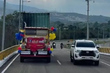 El intercambio comercial entre Colombia y Venezuela pasó de 593 a 641,8 millones de dólares entre el 2022 y el 2023. En la foto, el paso de uno de los primeros tractocamiones con carga entre ambos países tras la reanudación de relaciones comerciales, por el puente de Tienditas, en enero del 2023.