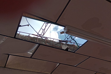 Un vendaval acompañado de lluvia fracturó al menos 25 tejas de la sede de la Corporación Carnaval de Riosucio e inundó una de sus salas y un pasillo.