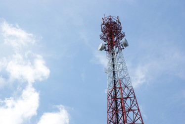 Imagen gratuita antena de telecomunicaciones para la radio, televisión y teléfono