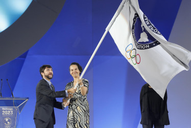 Foto del pasado 5 de noviembre, en la que el entonces alcalde de Barranquilla, Jaime Pumarejo, y la ministra del Deporte, Astrid Rodríguez, ondean la bandera de Panam Sports en la ceremonia de clausura de los Juegos Panamericanos del 2023 en Santiago de Chile, donde se presentó a la capital del Atlántico como sede de los juegos para el 2027. 