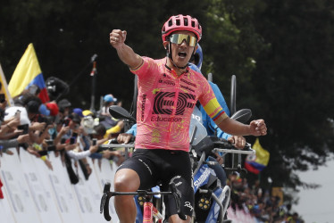 El ecuatoriano Richard Carapaz, del EF Education Easypost, celebra al ganar la quinta etapa de la carrera ciclística Tour Colombia 2024 hoy, en el Alto el Vino, Cundinamarca.