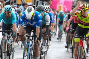 La llegada de ayer, apretada para los velocistas. Por el centro, Fernando Gaviria, por la derecha, el italiano Davide Persico, quien reclama, y por la izquierda el británico Mark Cavendish.