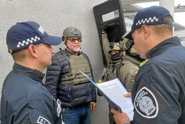 Foto / EFE / LA PATRIA En las primeras imégenes divulgadas de su deportación, Salvatore Mancuso aparece con un chaleco antibalas de Migración Colombia y rodeado por agentes con escudos antibalas.