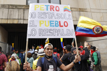 Manifestantes participan en una movilización popular en apoyo al presidente de Colombia, Gustavo Petro, hoy, en Bogotá