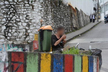 A este hombre lo sorprendieron consumiendo en el parque infantil ubicado a un costado del cementerio San Esteban.