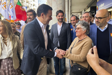 El candidato a primer ministro de Portugal de la conservadora Alianza Democrática (AD), Luís Montenegro, saluda a una simpatizante.