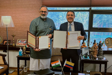 El ministro de Estado de Electrónica y Tecnologías de Información de India, Rajeev Chandrasekhar, y el ministro de las TIC, Mauricio Lizcano.