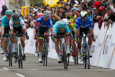 El esprint en Zipaquirá en el que ganó Mark Cavendish (c). Fernando Gaviria fue segundo.