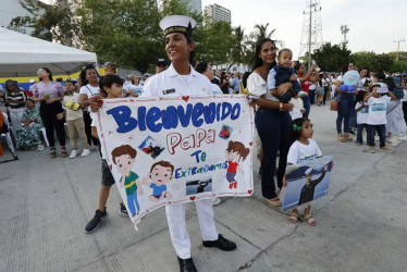 Familiares de tripulantes del buque ARC Simón Bolívar, los reciben a su llegada este miércoles a Cartagena (Colombia). 