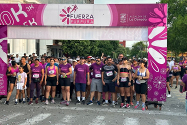 Mujeres y hombres llenaron las calles del puerto caldense con la carrera "Fuerza Púrpura".