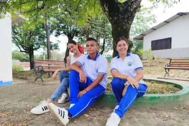 Valery Morales, presidenta estudiantil; Yunior Casasbuenas, contralor escolar, y Luz Alexandra Herrera, personera escolar.