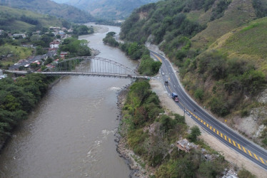 Fluye la arteria vial entre Caldas y Antioquia. Sin los pare y siga desde el pasado martes, la vía de la Concesión Pacífico Tres se destaca por su circulación fluida en los 146 kilómetros que conectan a La Manuela (Caldas) y La Pintada (Antioquia), según pasajeros y conductores. Sin embargo, la falta de iluminación vial y de un paradero en La Felisa son las quejas de algunos habitantes de la zona, donde se retiraron negocios y casas para construir la carretera.