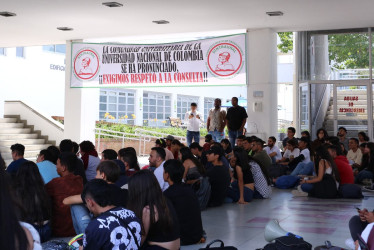 Estudiantes de la sede Manizales se reunieron en el campus Palogrande para llevar a cabo una asamblea. 