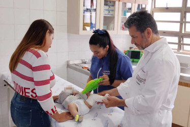 Gisella Parrado llevó a su hijo Emanuel a control en el Hospital Infantil Rafael Henao Toro. Aparecen con ellos, en la imagen, la enfermera Yumara Cadavid y el ortopedista David Fernando Carvajal Escobar.