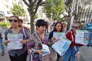 Con facturas en mano, los usuarios protestaron frente al Centro de Experiencias Vive Chec.