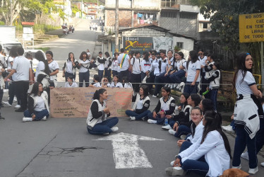 Manifestación de estudiantes de colegio Nuestra Señora del Rosario de Manzanares protestan por falta de docentes.