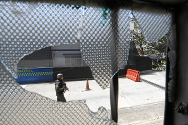 La estación de Policía del corregimiento de Los Robles en Jamundí fue atacada ayer en la madrugada con explosivos y ráfagas de fusil.